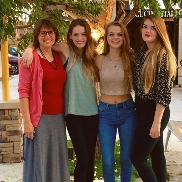 Truly Madly Deeply light green backless tank - Picture 4 of 4